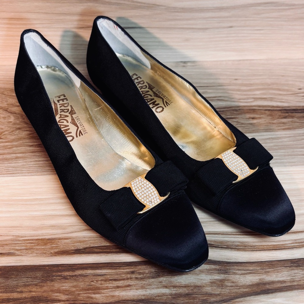 Salvatore Ferragamo Vara Bow Rhinestone Black Satin Pumps Size 8.5 AA